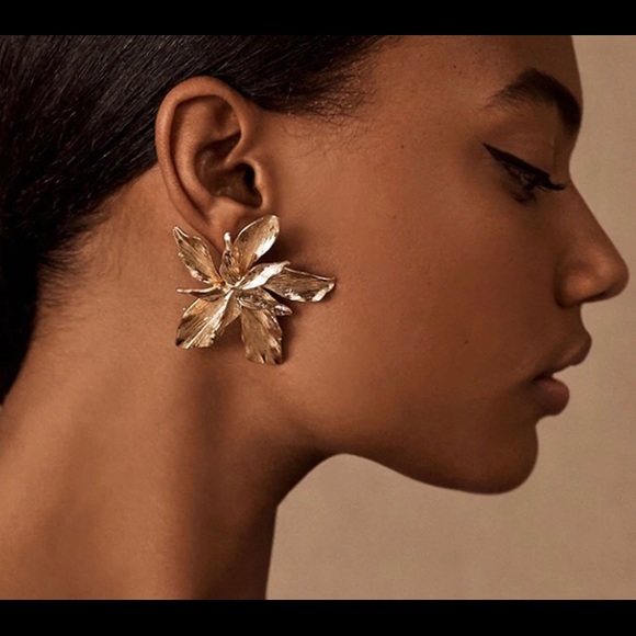Gorgeous Gold Flower Statement earrings - Picture 4 of 6